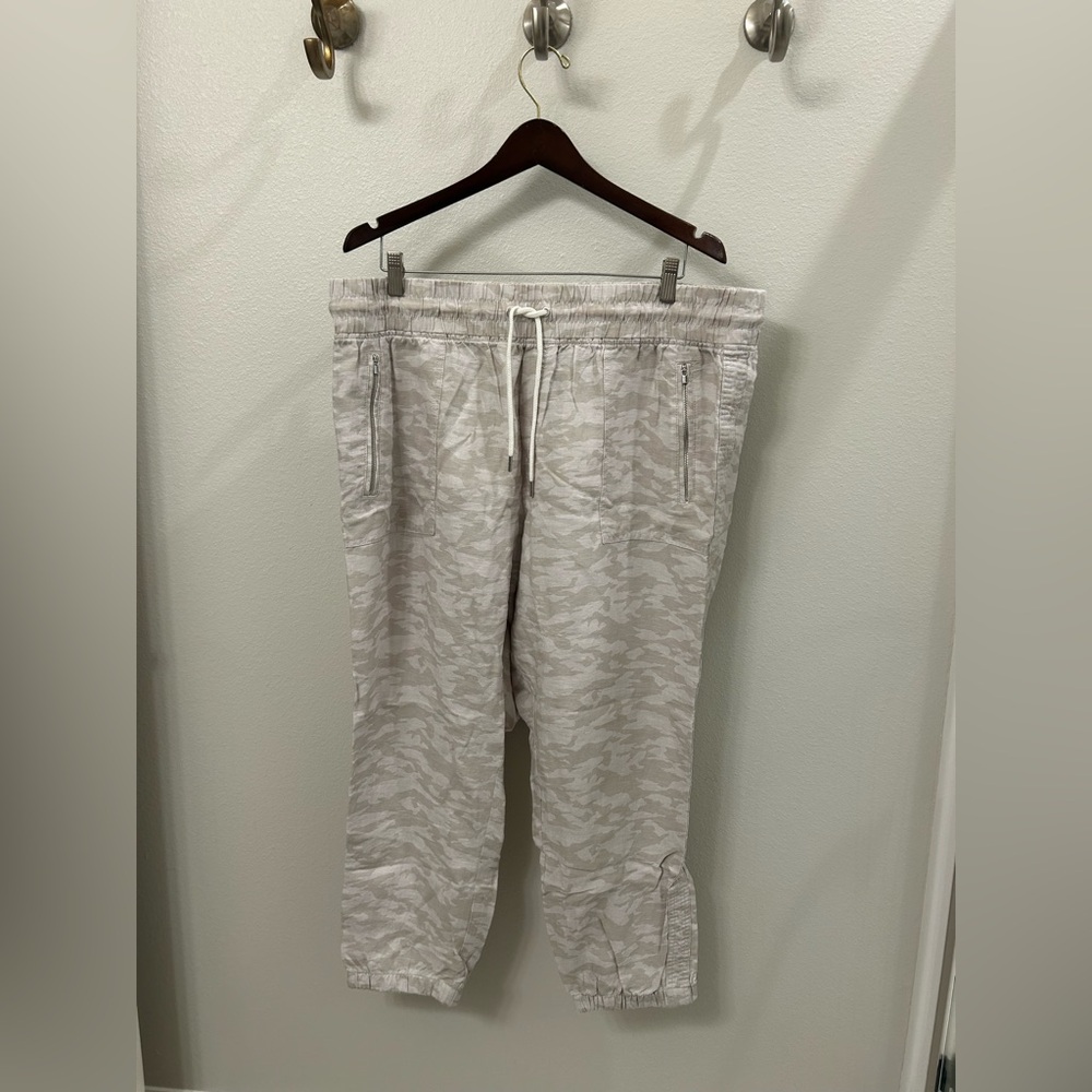 Athleta Women’s Light Gray Camouflage Joggers